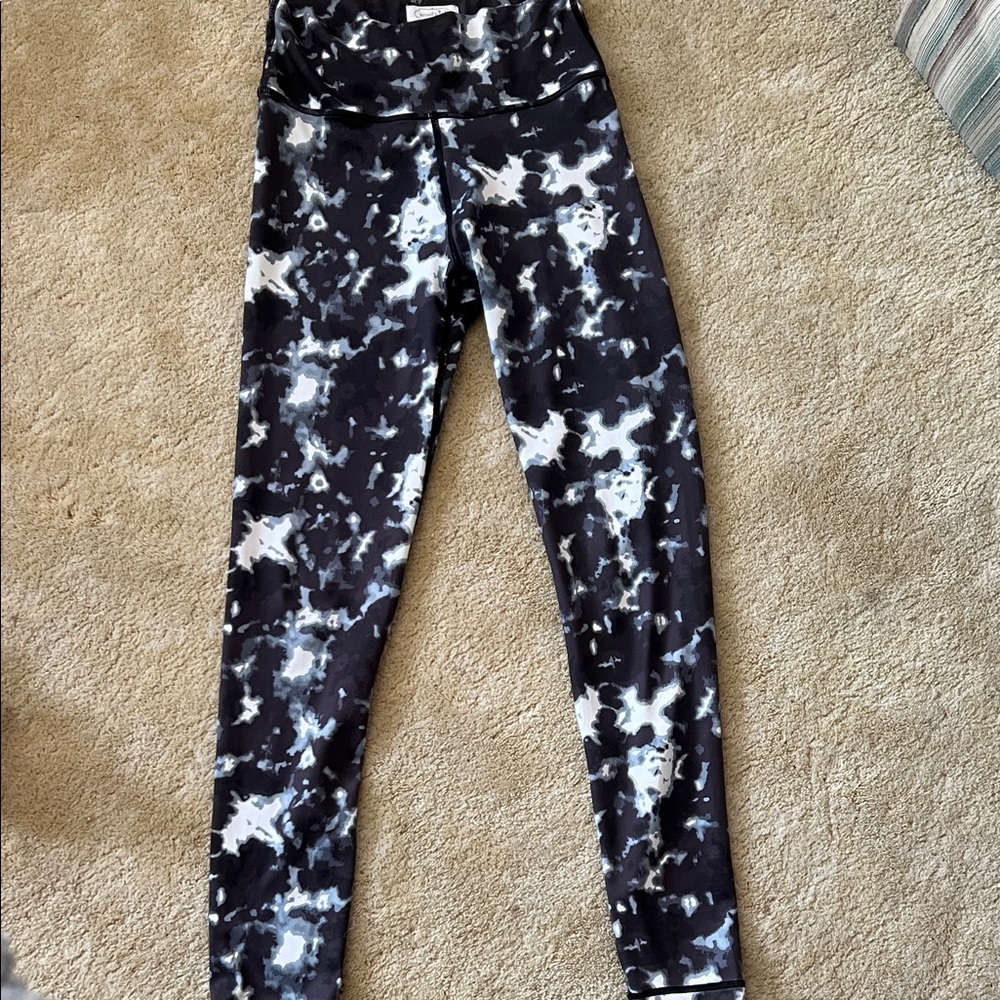 Mud Pie Black & Gray Cloud Pattern Leggings size small